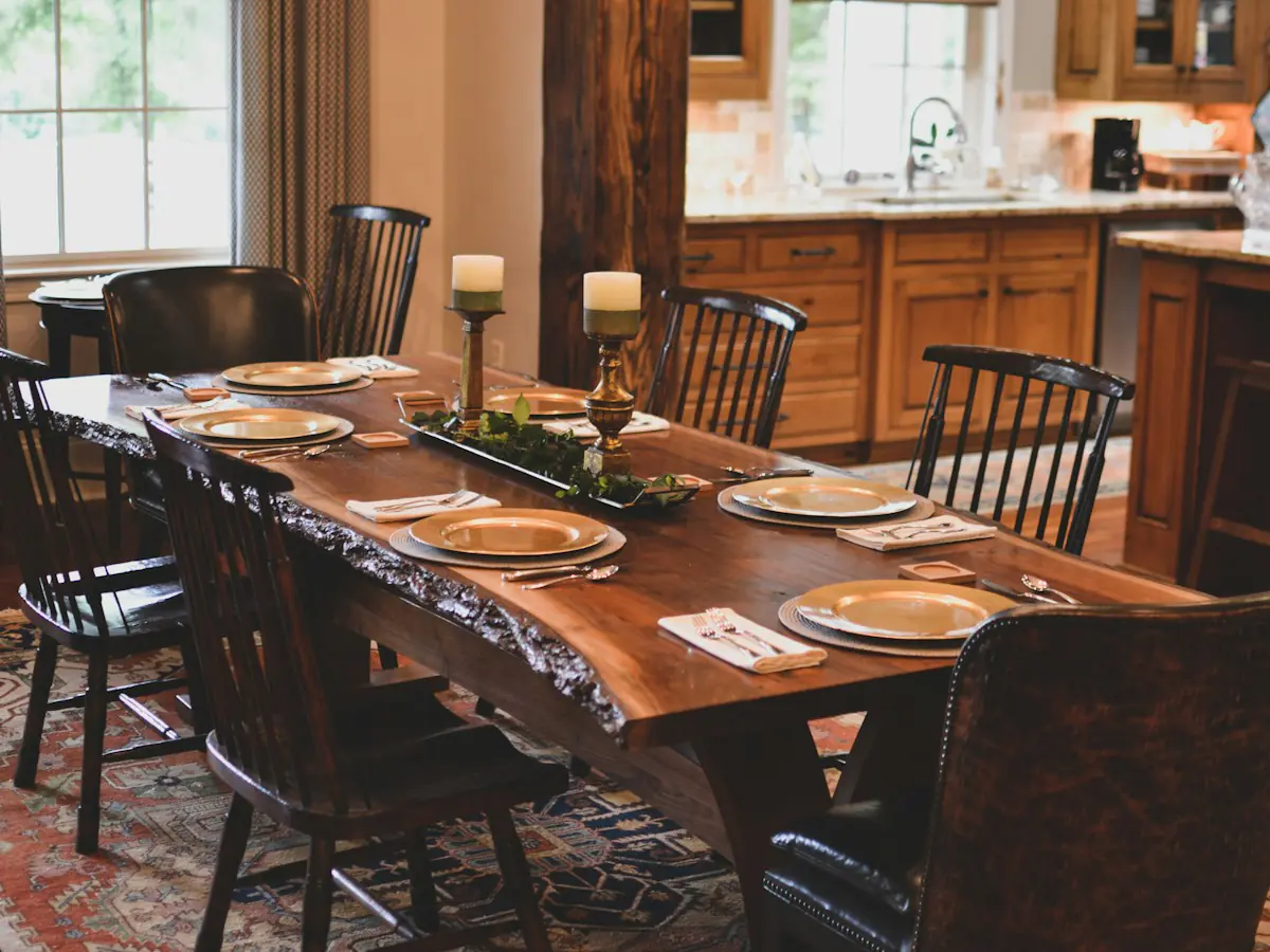 Table de ferme en noyer à bords naturels, dressée pour le dîner