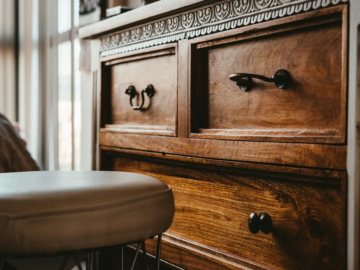 Commode ancienne en bois patiné, poignées en laiton