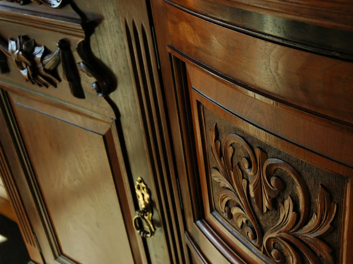 Détail sculpté d’une armoire en noyer