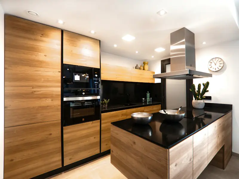 Cuisine sur mesure en façades de chêne et plan de travail noir