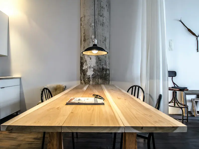 Longue table en chêne massif sous une suspension