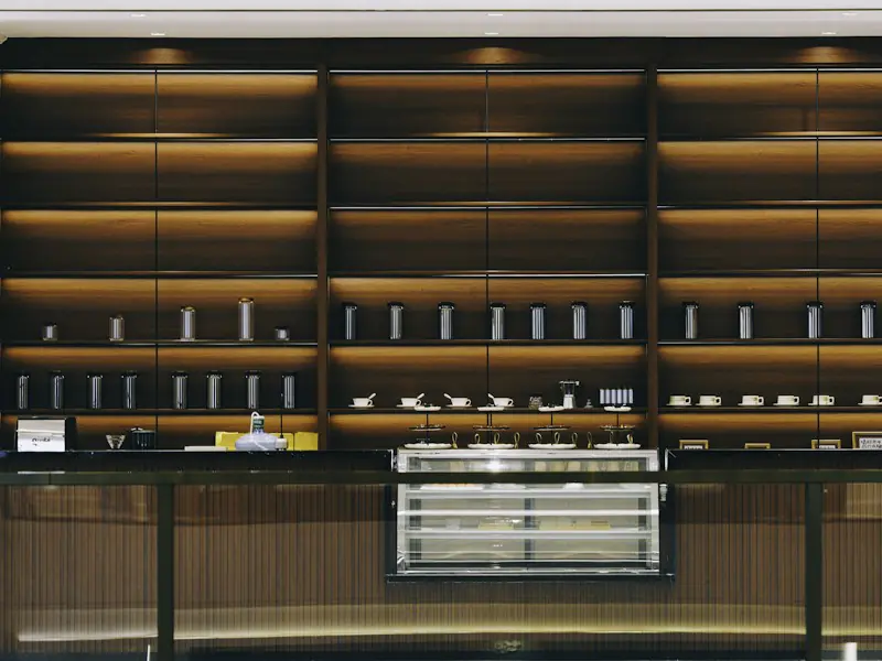 Comptoir de boutique et étagères en bois éclairées