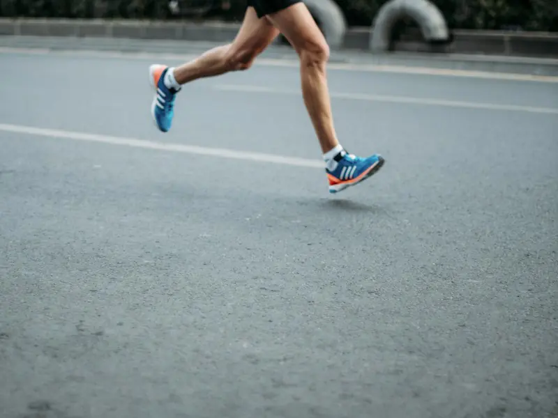 Jambes d’un coureur sur la route