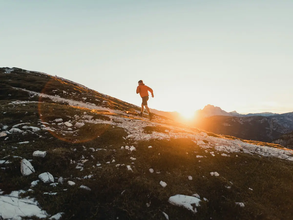 Coureur sur une crête au lever du soleil