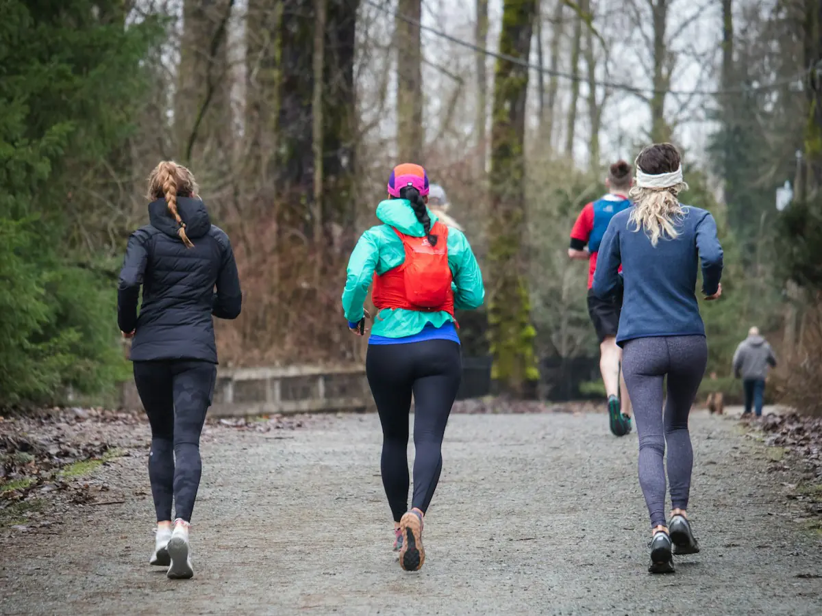 Groupe courant sur un chemin forestier, vu de dos