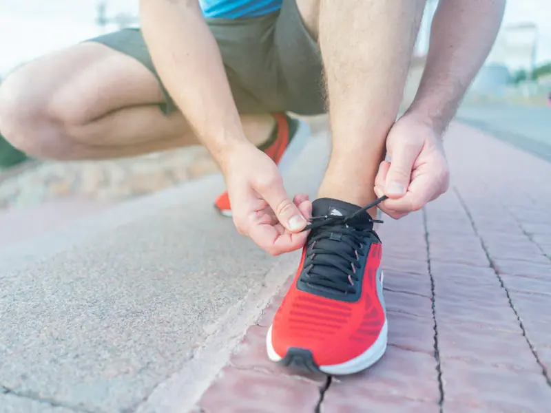 Laçage d’une chaussure de course avant la séance