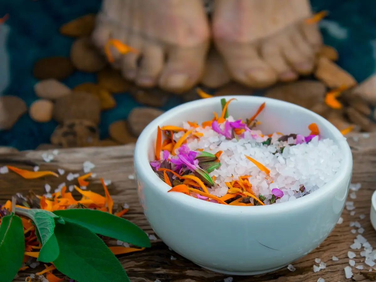 Bol de sel de bain aux pétales de fleurs