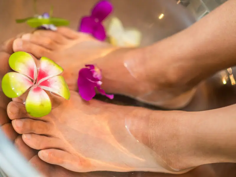 Pieds dans un bain fleuri