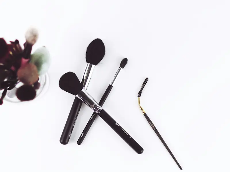 Pinceaux de maquillage et brosse à sourcils