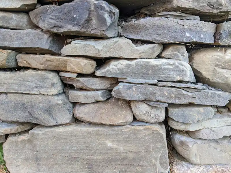 Mur en pierres sèches assemblées à la main