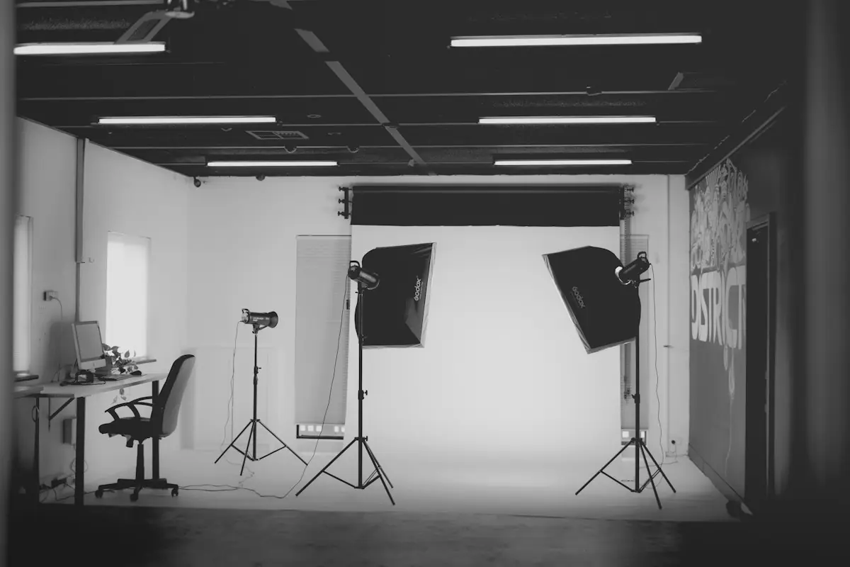 Le studio : fond blanc, boîtes à lumière et trépieds