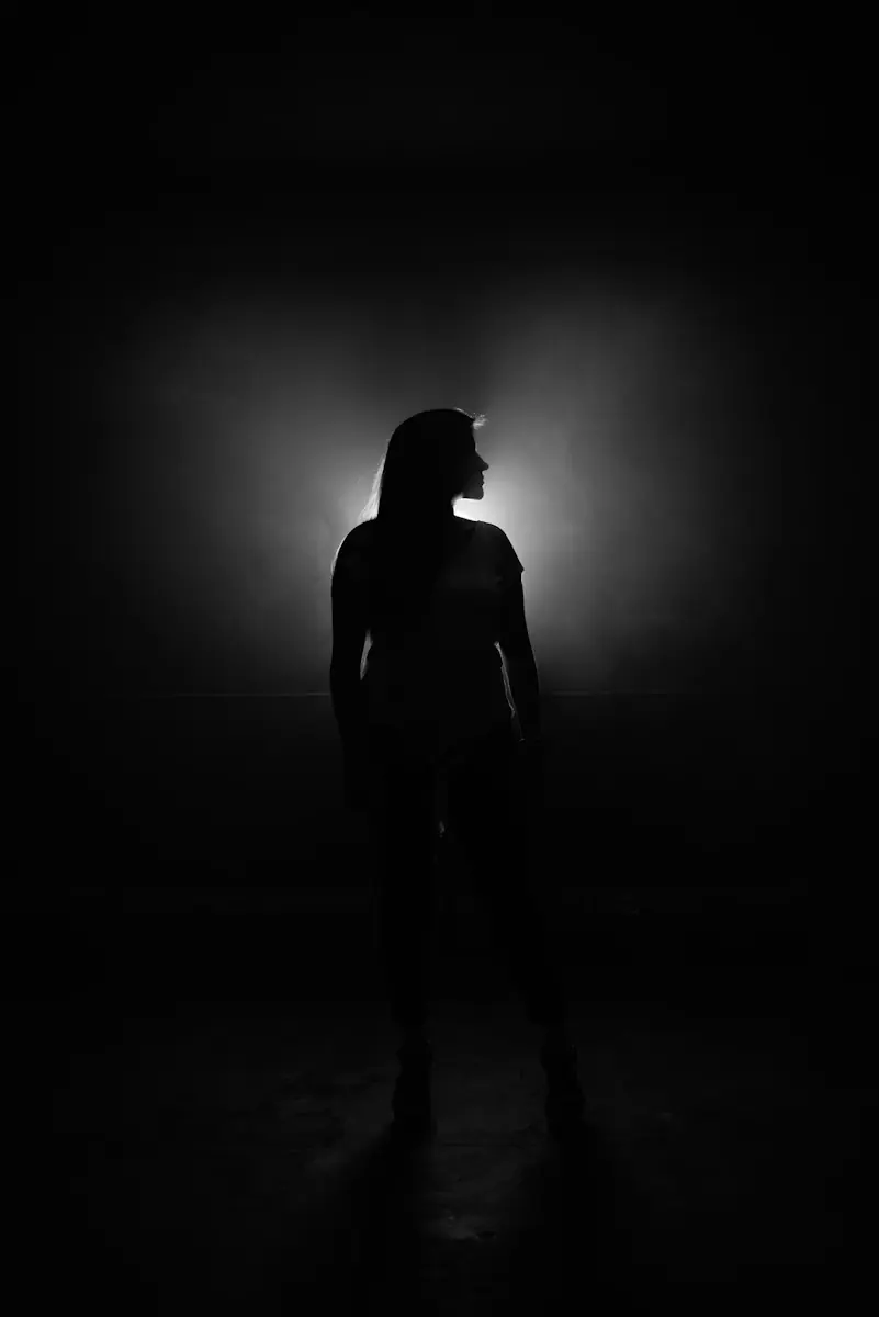 Silhouette auréolée de lumière dans le noir