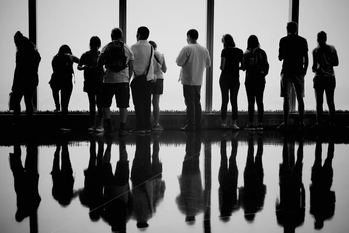 Foule en contre-jour et ses reflets sur un sol miroir