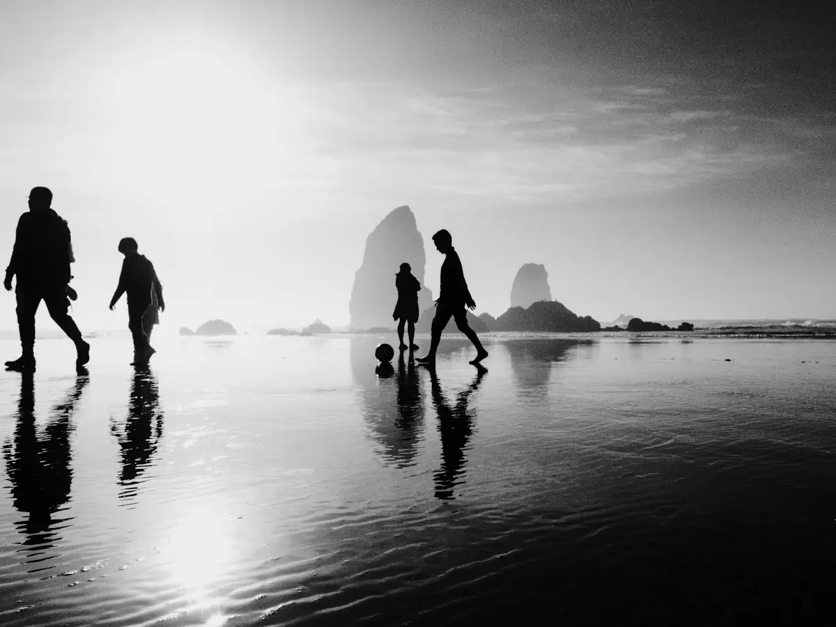 Promeneurs et leurs reflets sur une plage