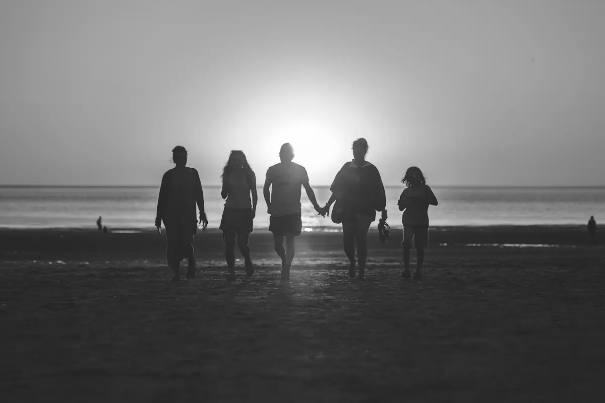 Famille marchant vers le soleil couchant