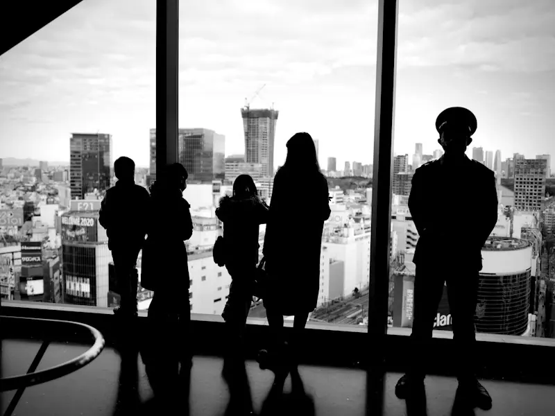 Silhouettes d’une équipe devant une baie vitrée